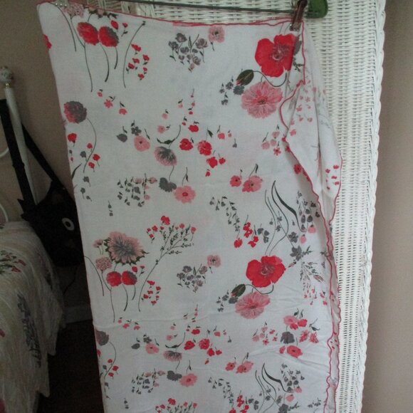 Vintage Square  Fabric Tablecloth Table Cloth Linens Red and Pink Flowers - Picture 6 of 6